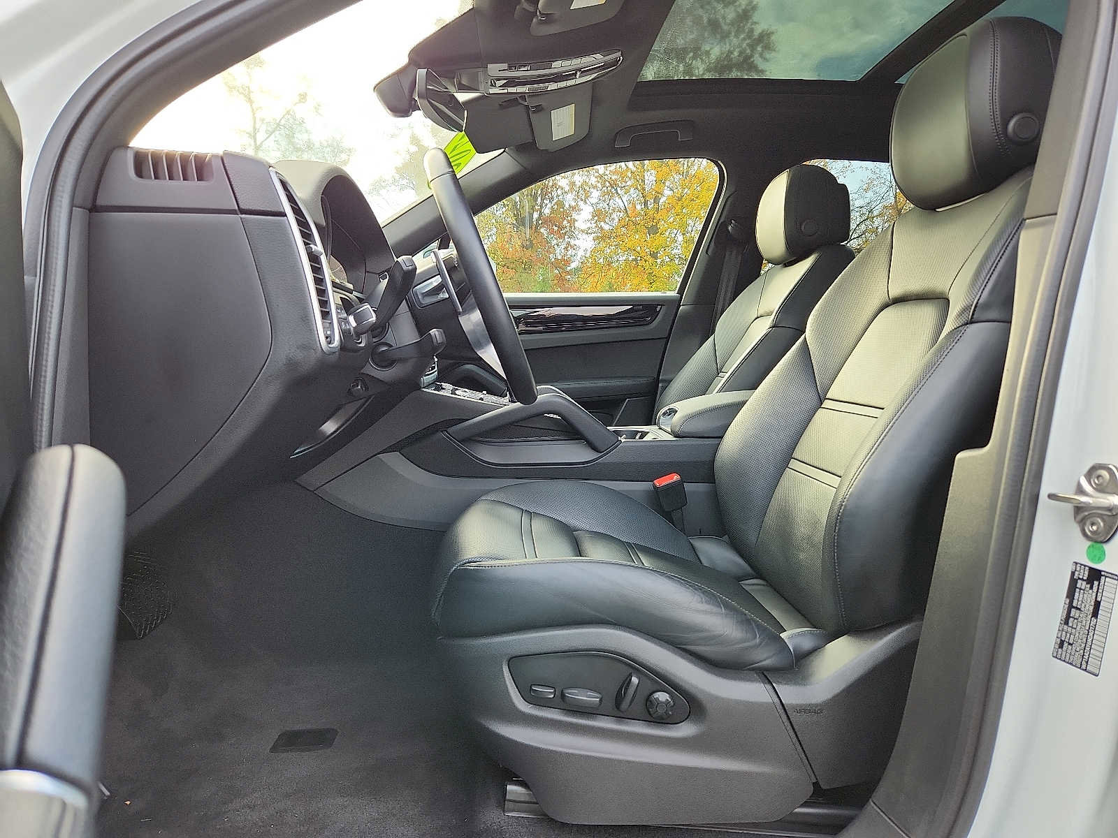 Used 2022 Porsche Cayenne Platinum Edition image 13