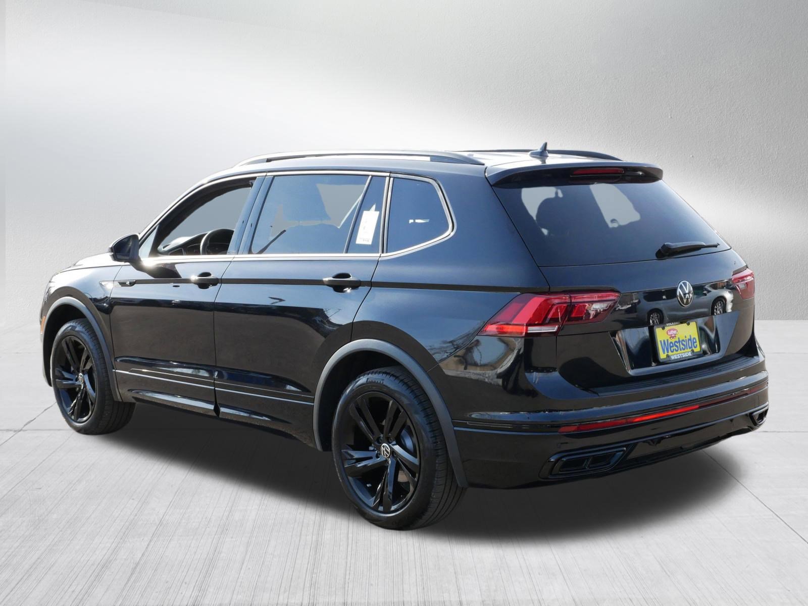 Certified 2024 Volkswagen Tiguan SE R-Line image 5