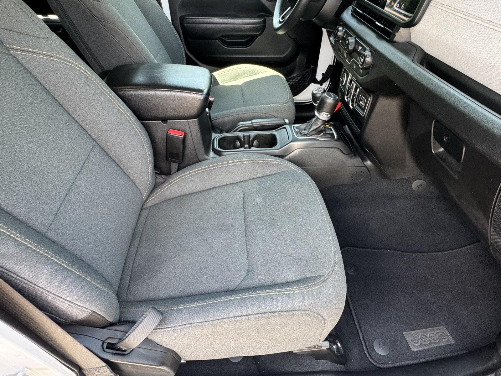 Used 2025 Jeep Gladiator Sport AWD/4WD image 15