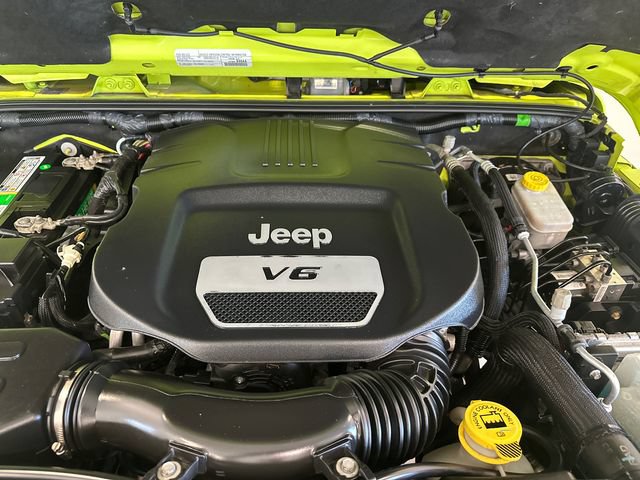 Used 2017 Jeep Wrangler Sahara w/ Connectivity Group AWD/4WD image 26
