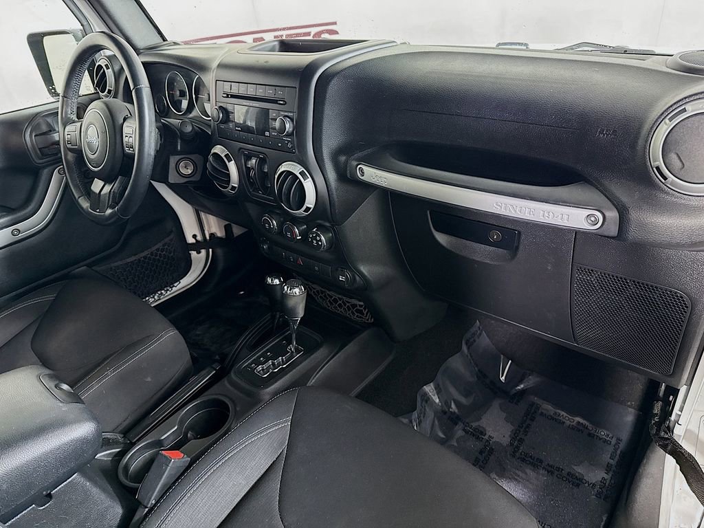 Used 2016 Jeep Wrangler Unlimited Sahara image 27