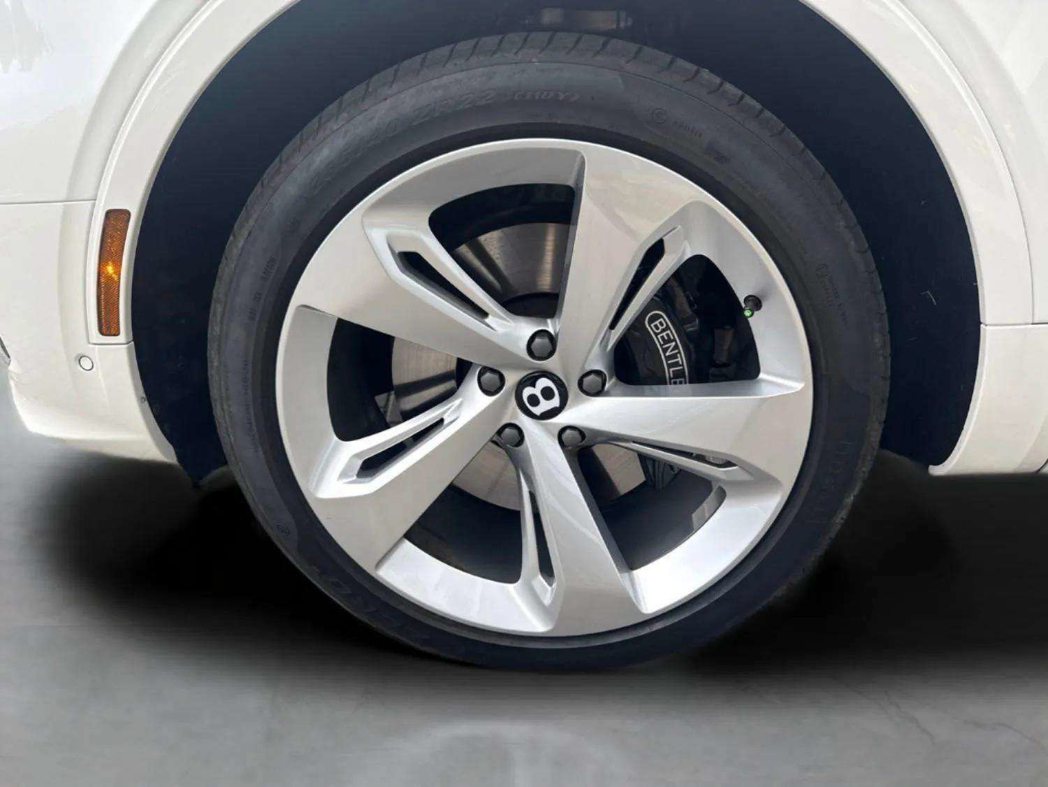 Certified 2025 Bentley Bentayga AWD/4WD image 35