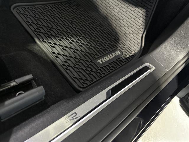 Certified 2024 Volkswagen Tiguan SE R-Line image 37