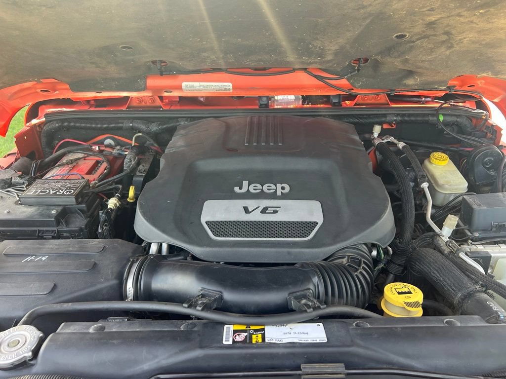 Used 2015 Jeep Wrangler Unlimited Sahara w/ Dual Top Group AWD/4WD image 10