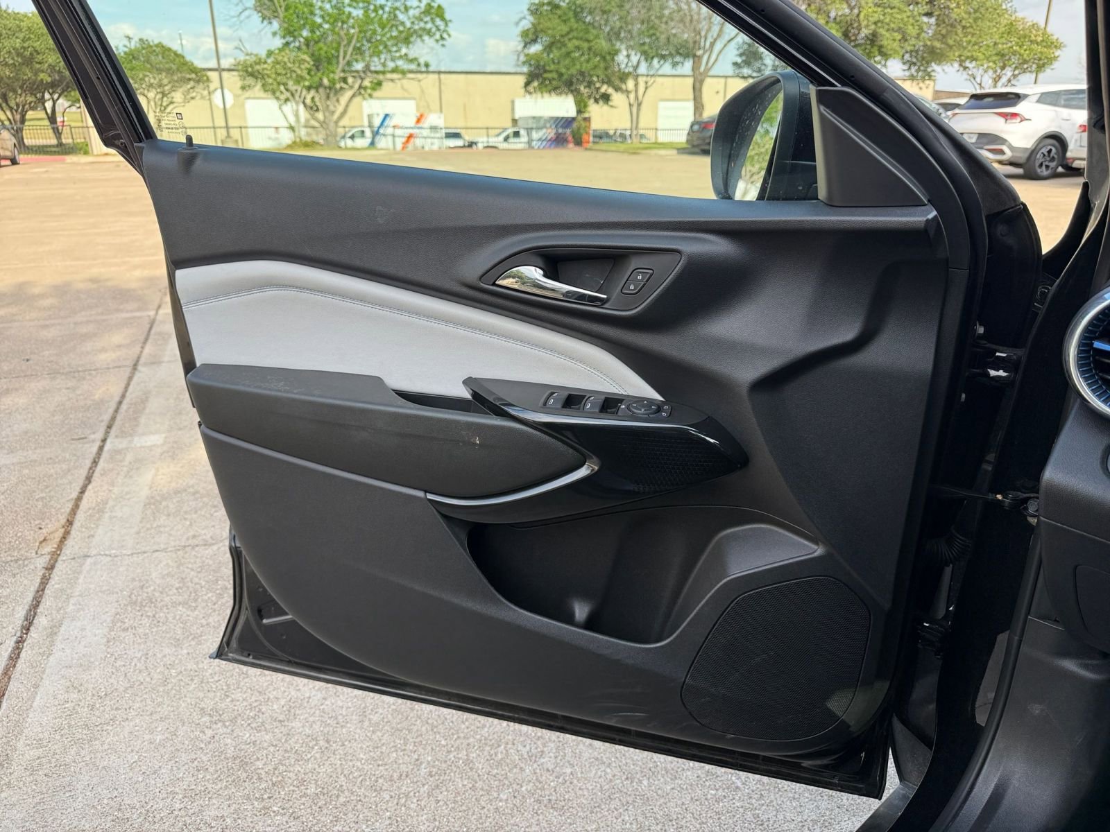 Used 2025 Chevrolet Trax LT FWD image 18