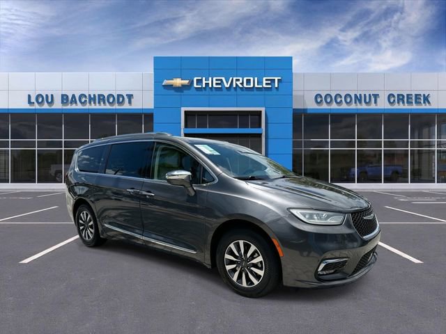 Used 2021 Chrysler Pacifica Limited w/ Uconnect Theater Family Group FWD image 2