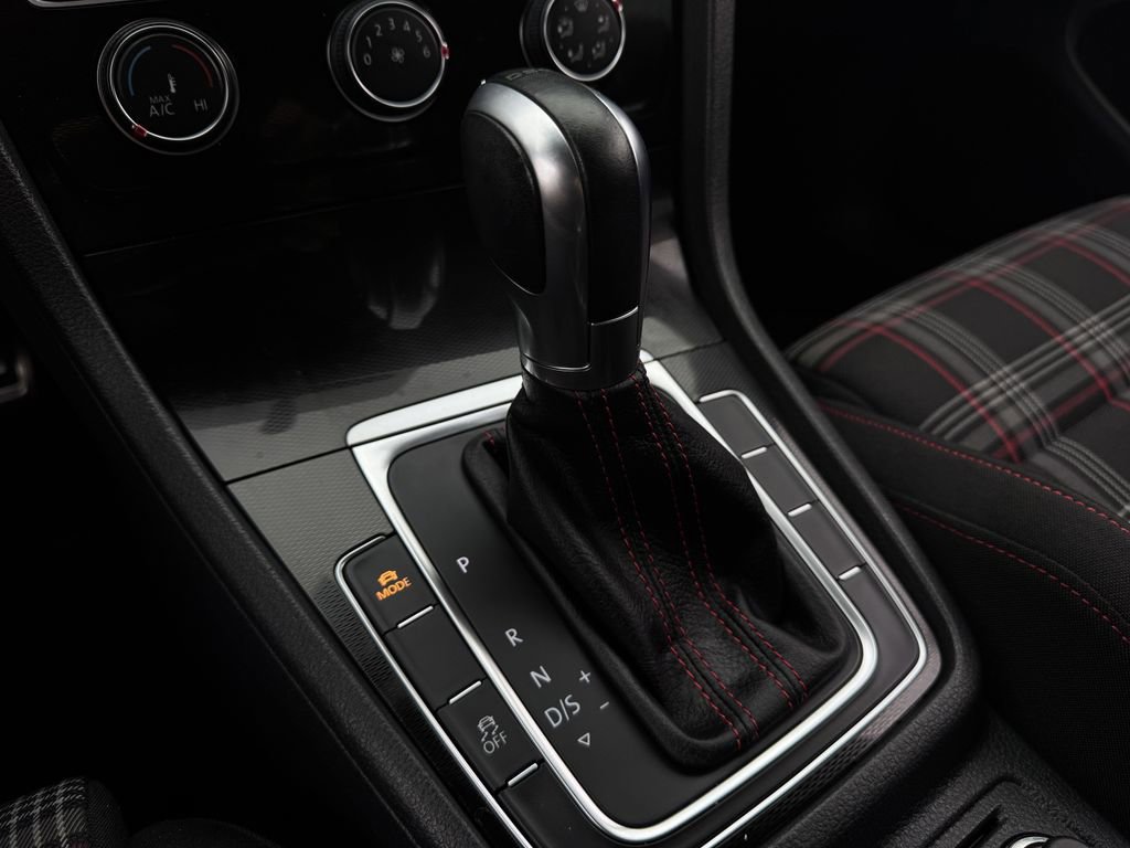 Used 2017 Volkswagen Golf S image 22