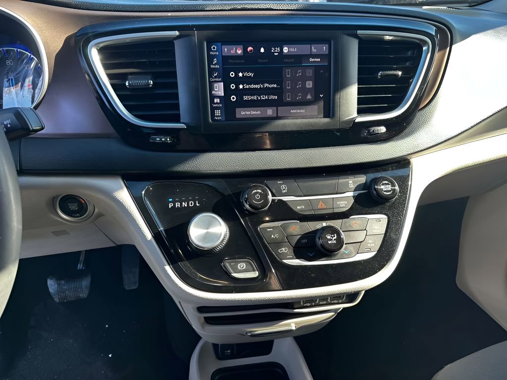 Used 2023 Chrysler Voyager LX image 25