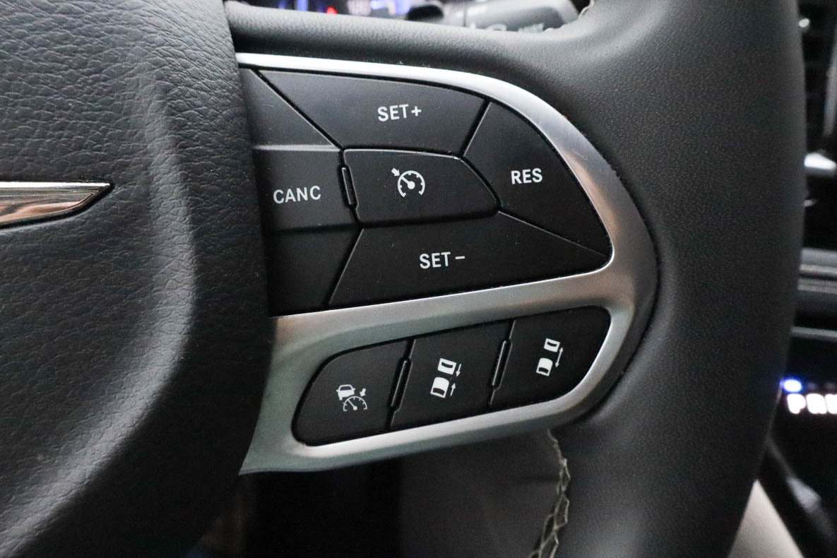 Used 2023 Chrysler Pacifica Limited FWD image 32