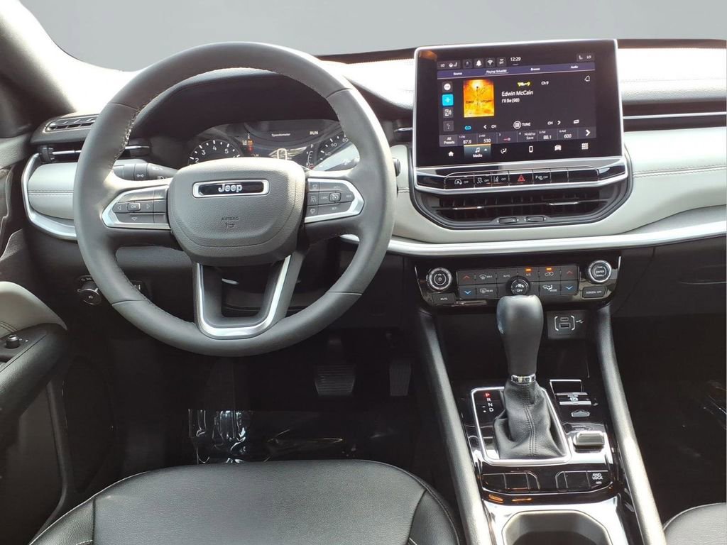 Used 2025 Jeep Compass Limited image 4