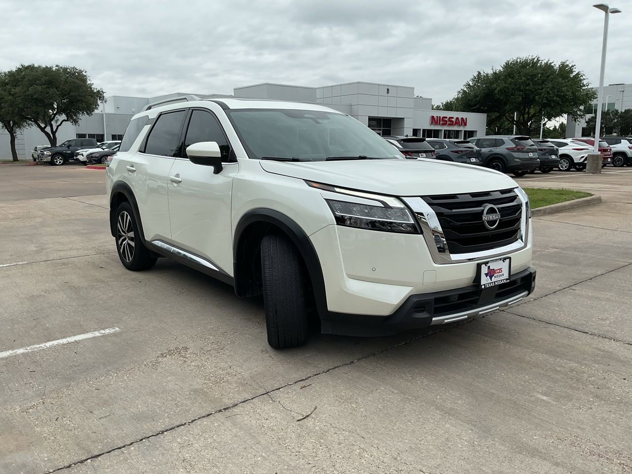 Used 2024 Nissan Pathfinder Platinum w/ Cargo Package AWD/4WD image 5