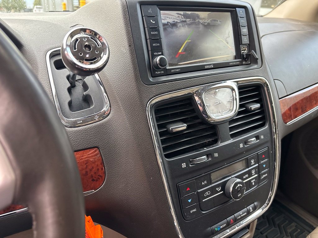 Used 2016 Chrysler Town & Country Touring FWD image 9