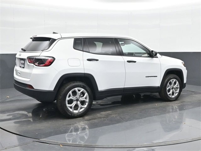 Used 2025 Jeep Compass Sport image 4