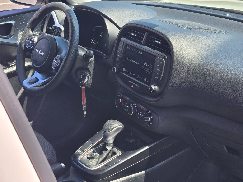 Used 2025 Kia Soul LX w/ LX Technology Package FWD image 8