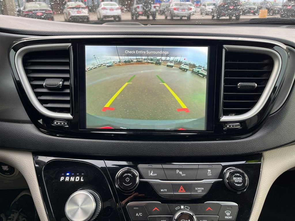 Used 2023 Chrysler Pacifica Touring-L image 27