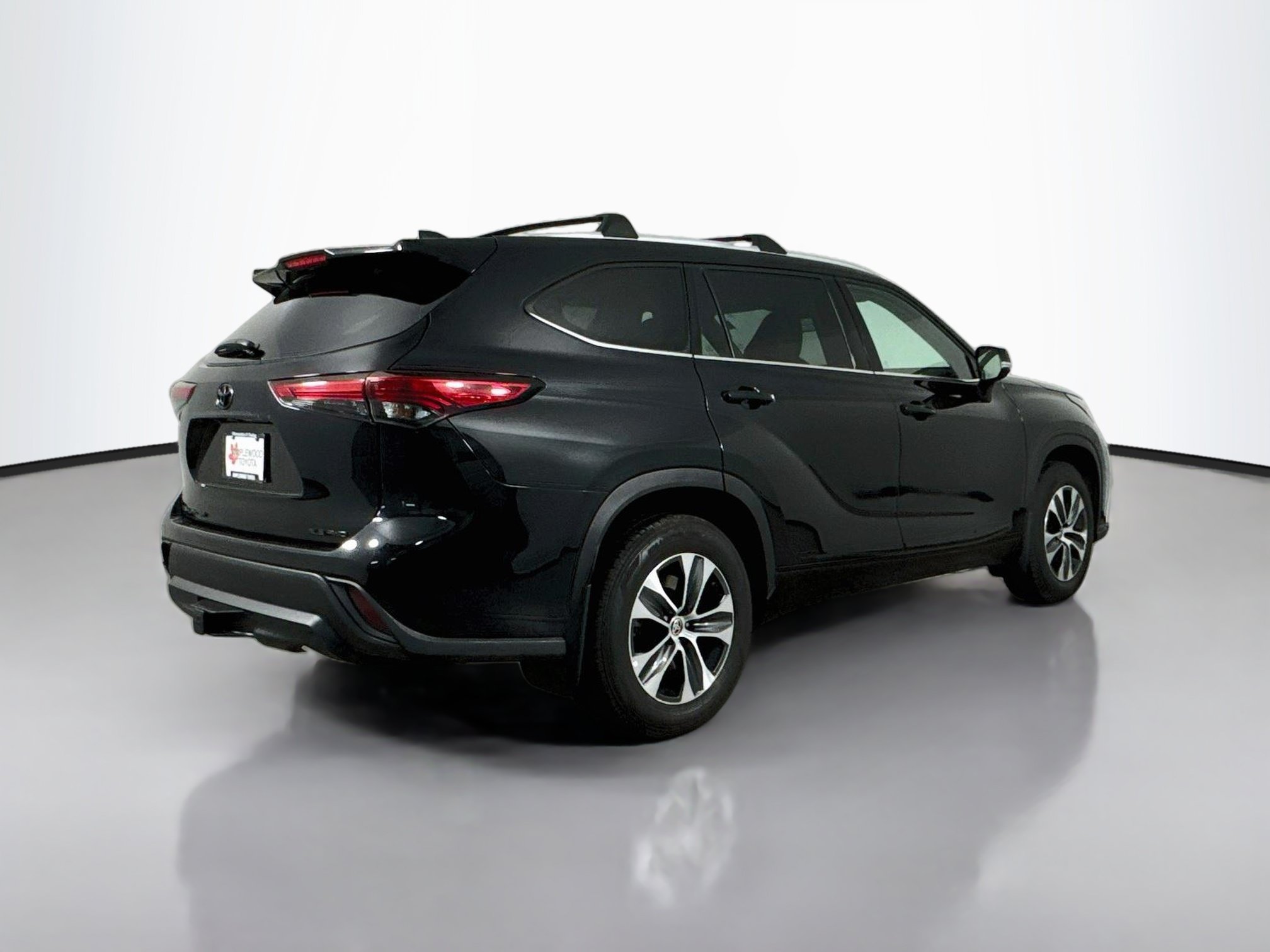 Used 2022 Toyota Highlander XLE AWD/4WD image 7
