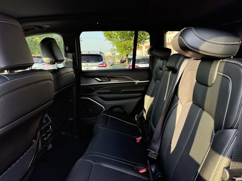 New 2026 Jeep Grand Cherokee Limited AWD/4WD image 17