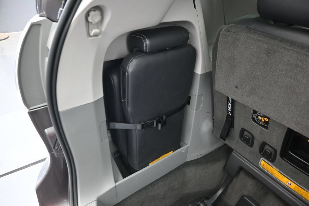 Used 2014 Toyota Sienna SE FWD image 27