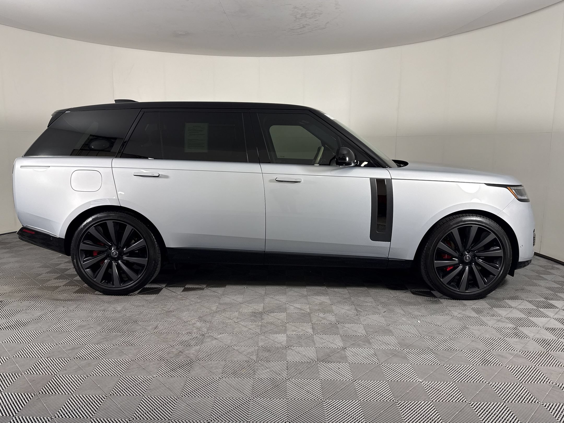 Used 2025 Land Rover Range Rover SV AWD/4WD image 8