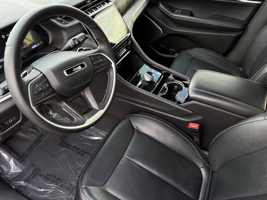 Used 2022 Jeep Grand Cherokee L Limited w/ Black Appearance Package image 17