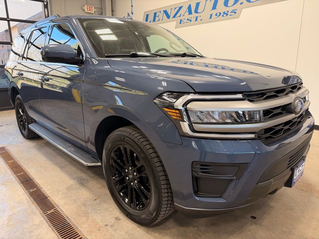 Used 2023 Ford Expedition XLT image 2