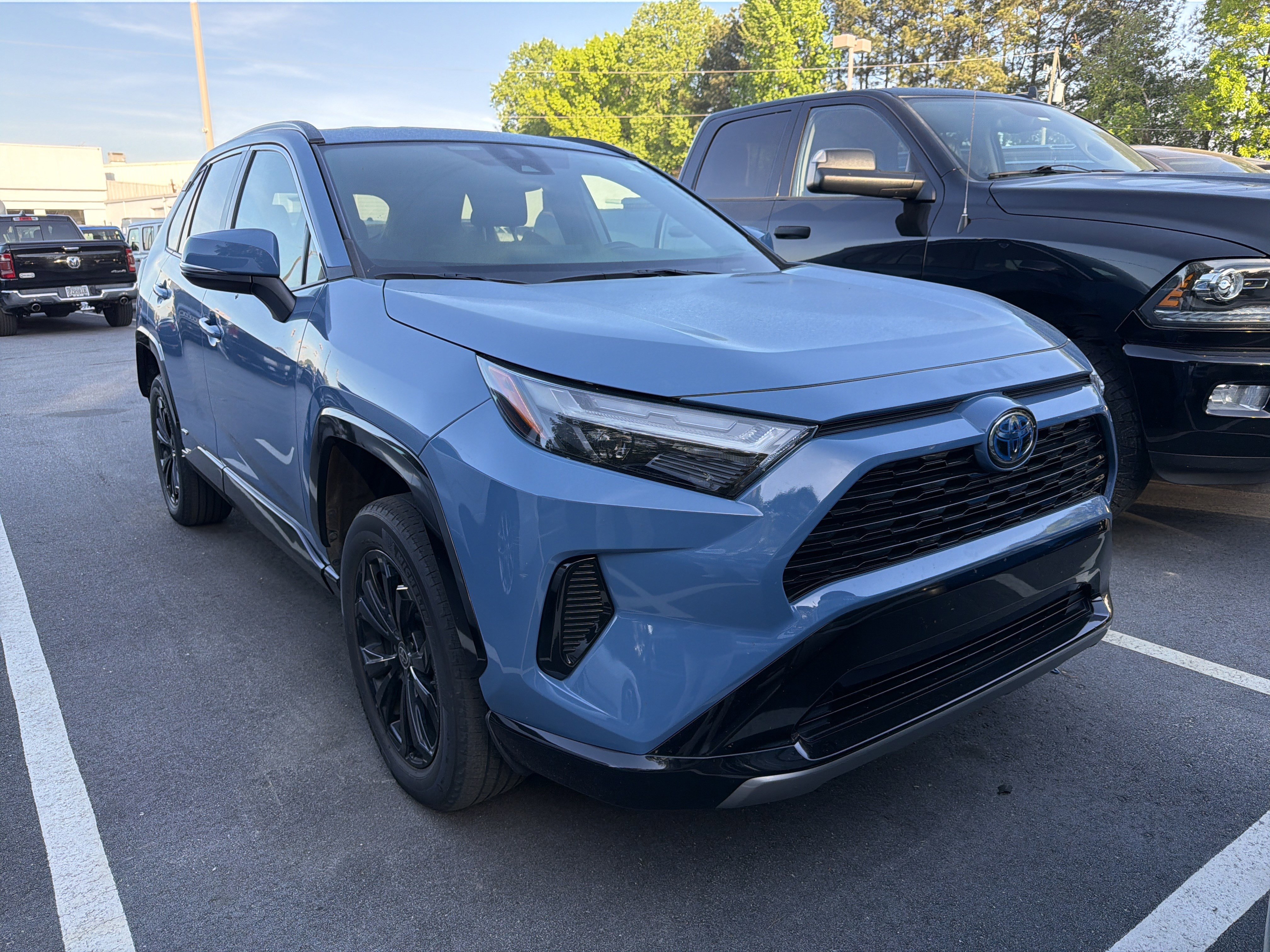 Used 2022 Toyota RAV4 SE image 2