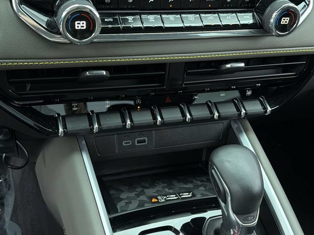 Used 2024 Chevrolet Colorado ZR2 w/ ZR2 Convenience Package III AWD/4WD image 28