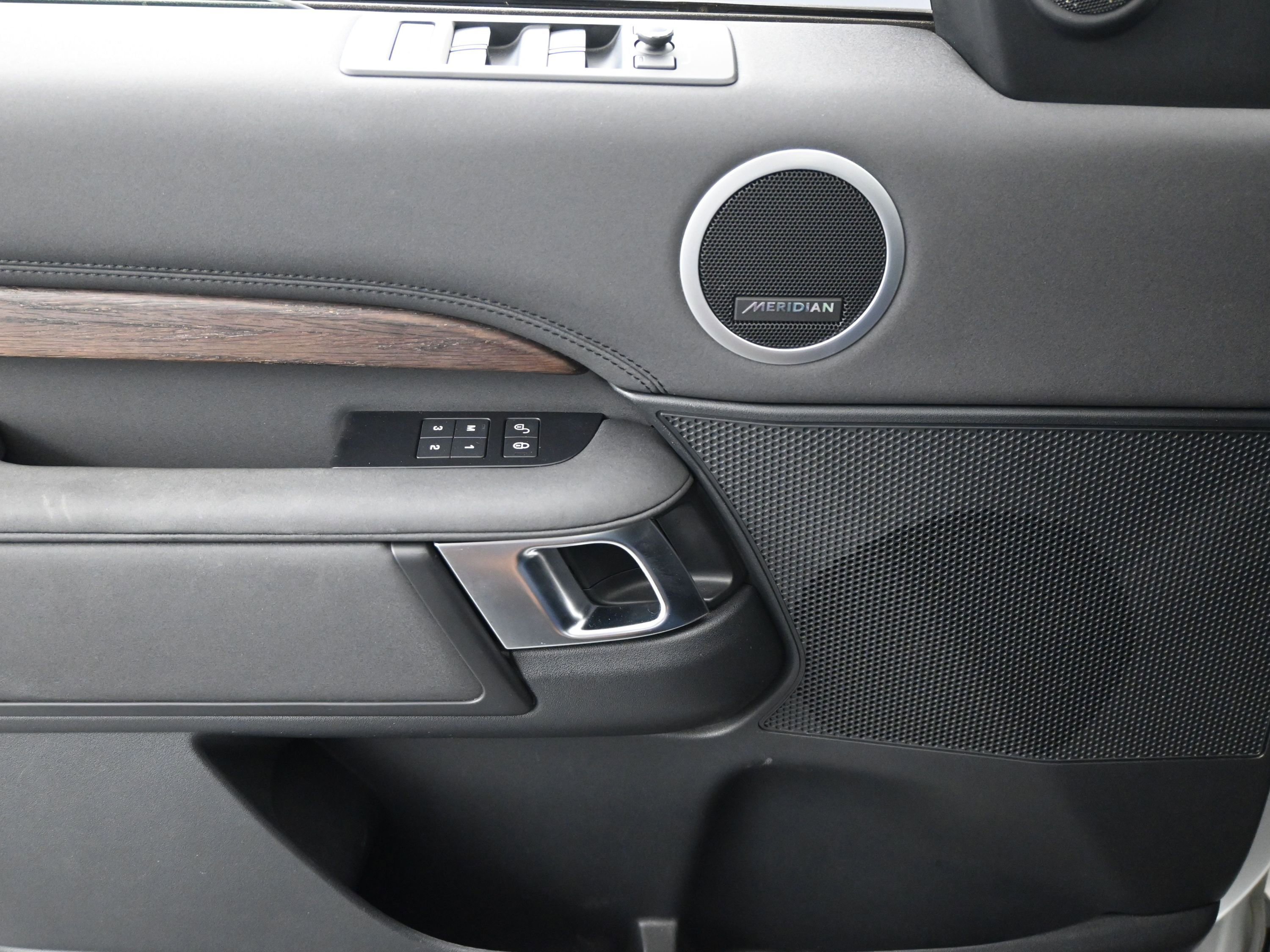 Used 2019 Land Rover Discovery HSE image 12