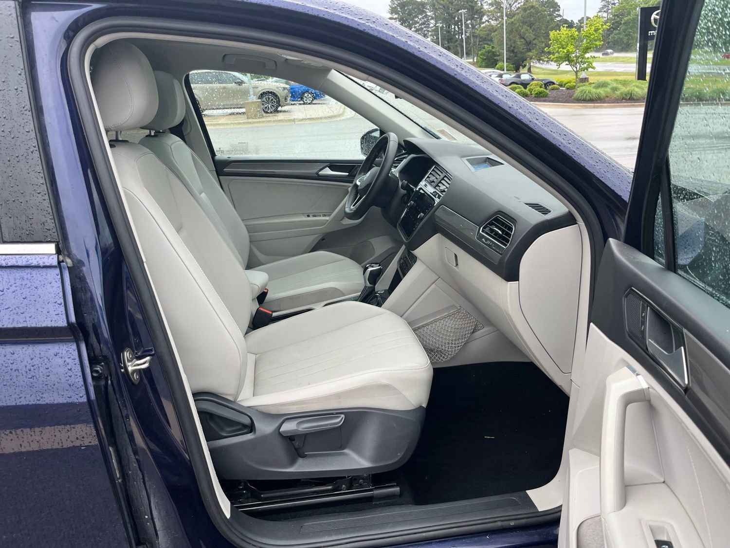 Used 2023 Volkswagen Tiguan SE w/ Panoramic Sunroof Package FWD image 34