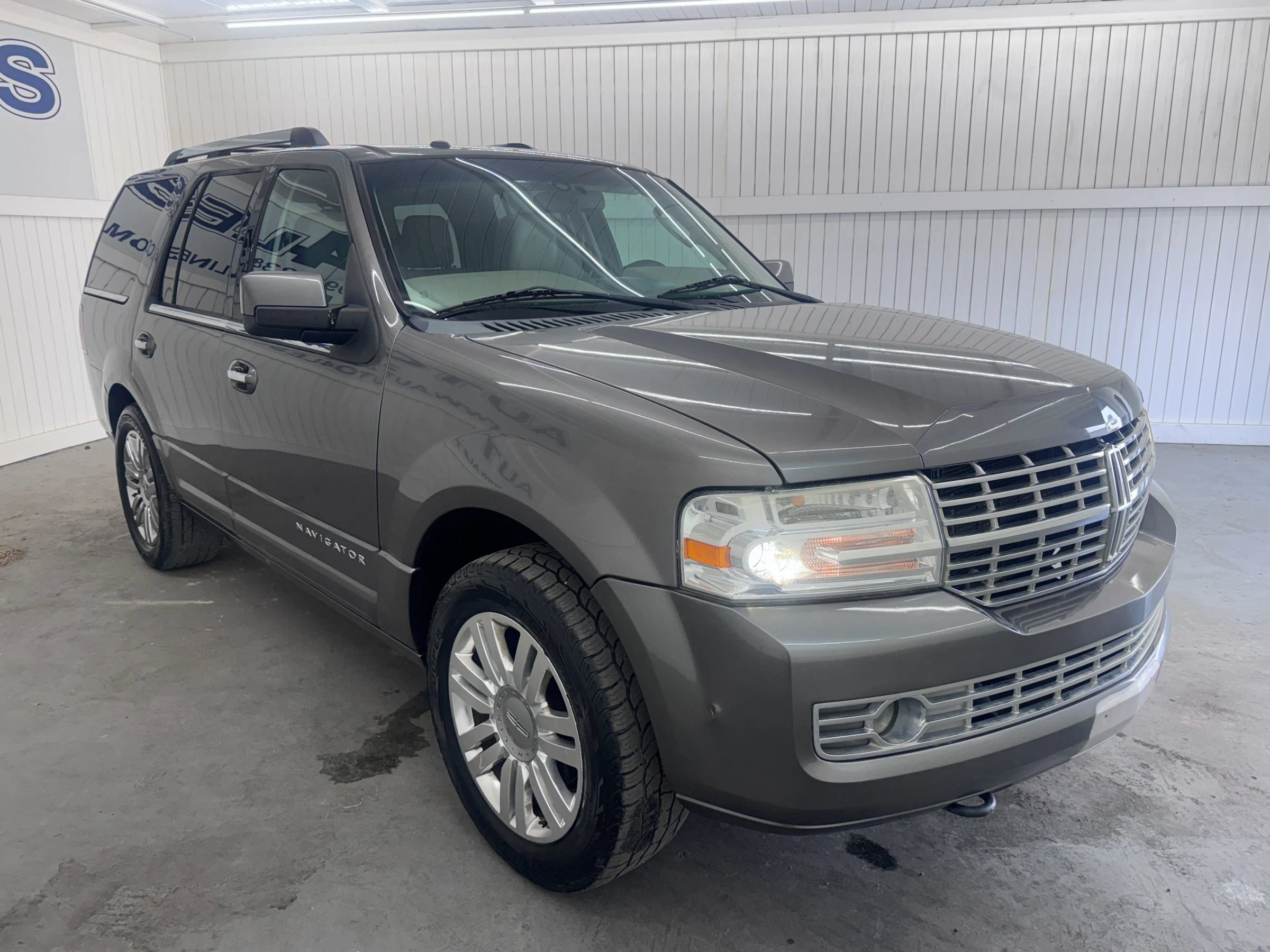 Used 2014 Lincoln Navigator 4WD image 3