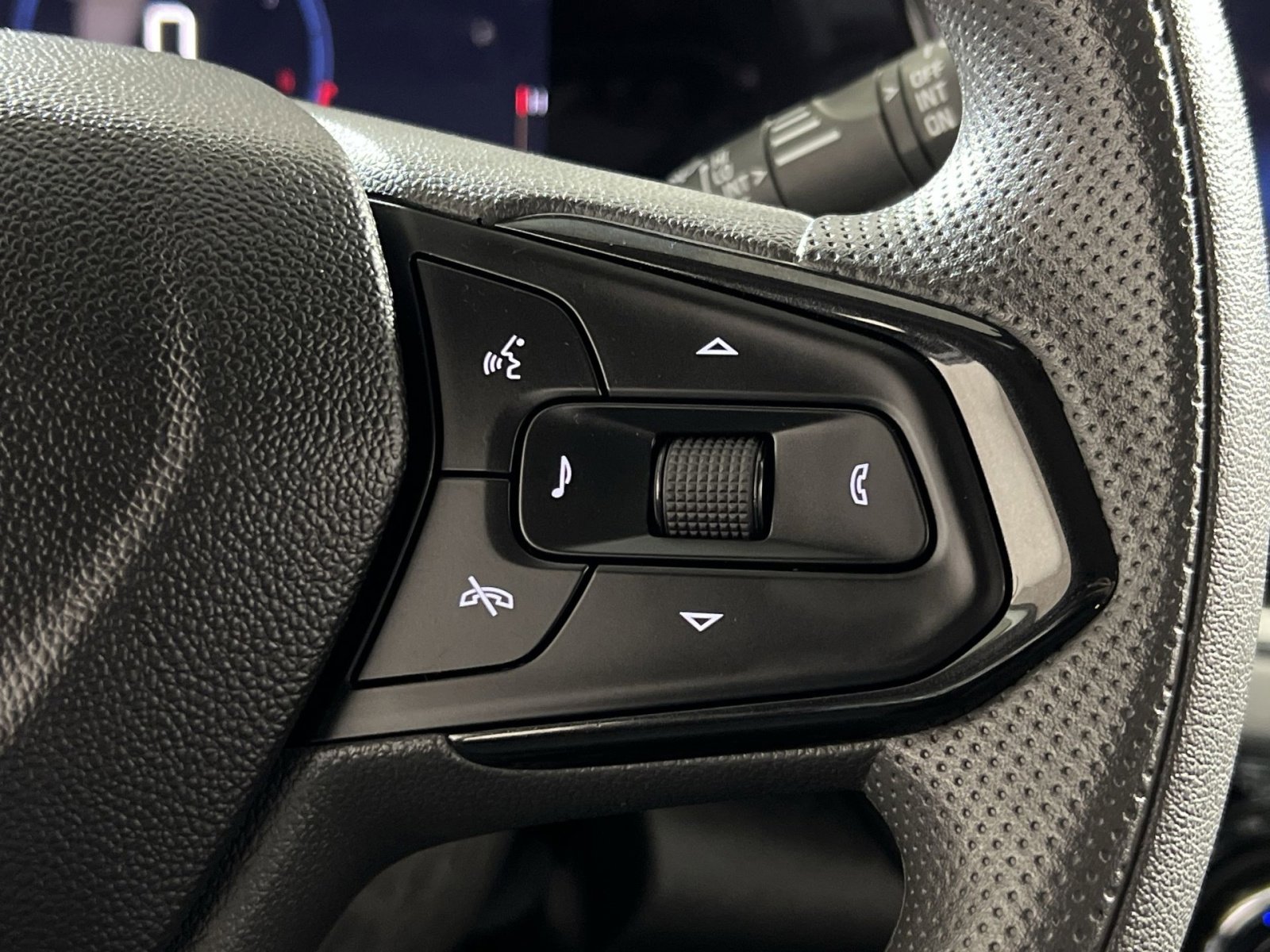 Used 2025 Chevrolet Trax LT image 28