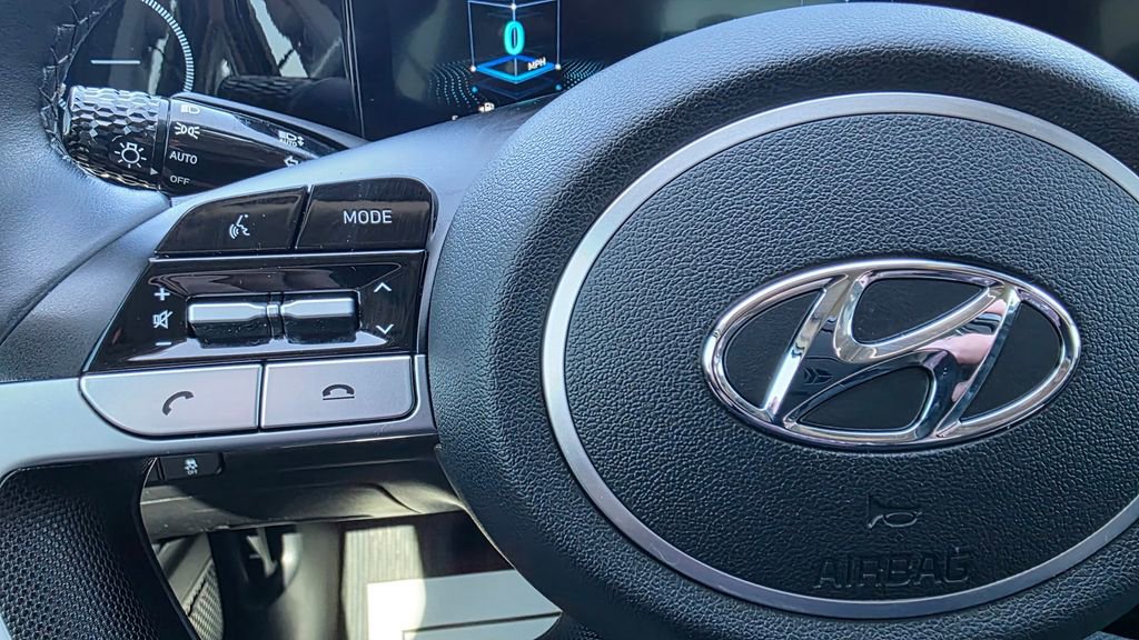 Used 2023 Hyundai Elantra Limited image 30