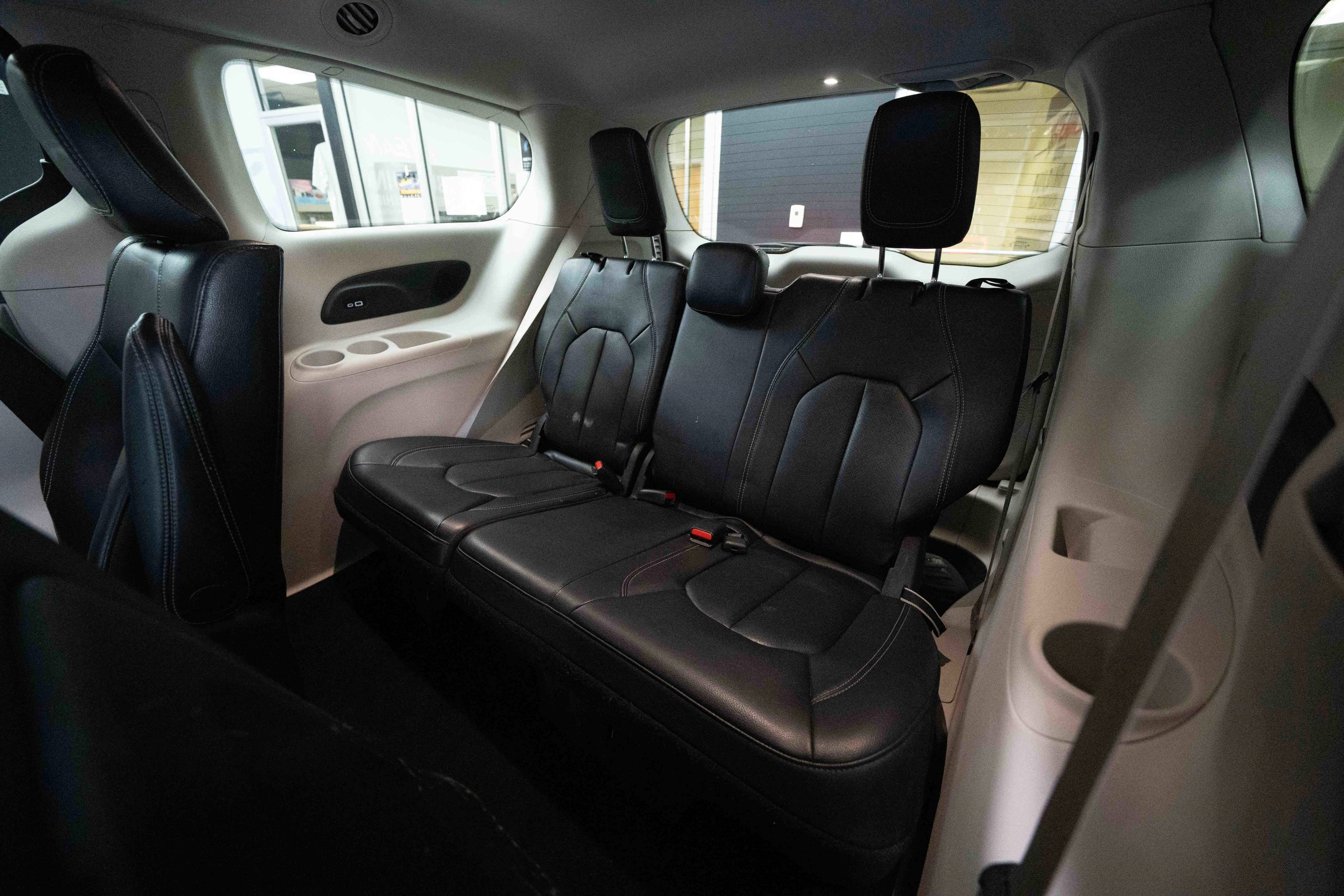 Used 2022 Chrysler Pacifica Touring-L w/ Uconnect Theater Family Group image 24