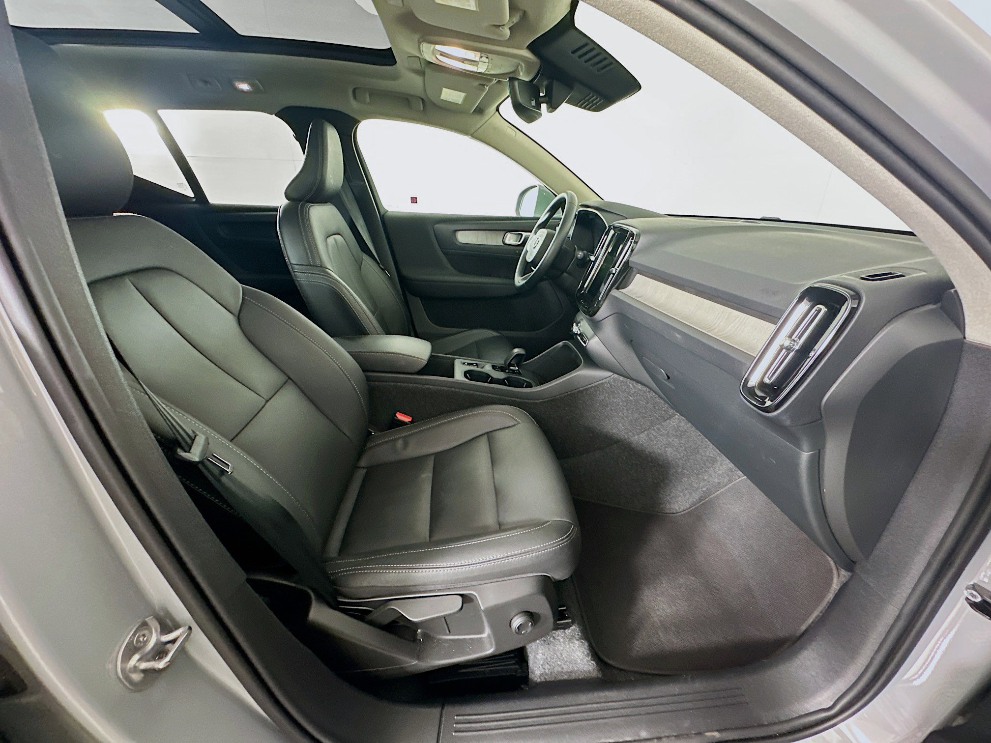 Used 2025 Volvo XC40 B5 Core image 32