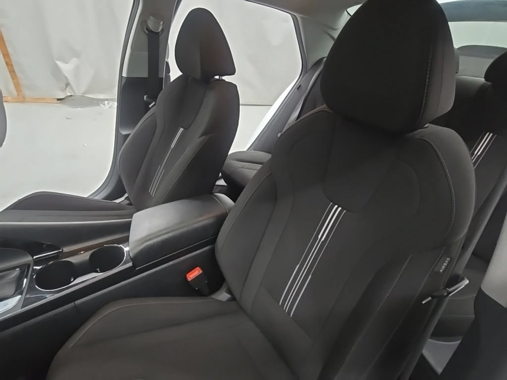Used 2025 Hyundai Elantra SEL FWD image 16
