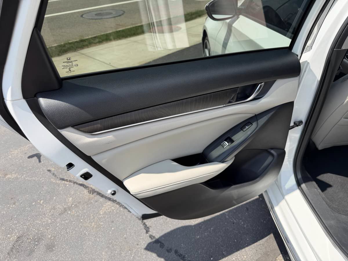 Used 2018 Honda Accord Touring image 14
