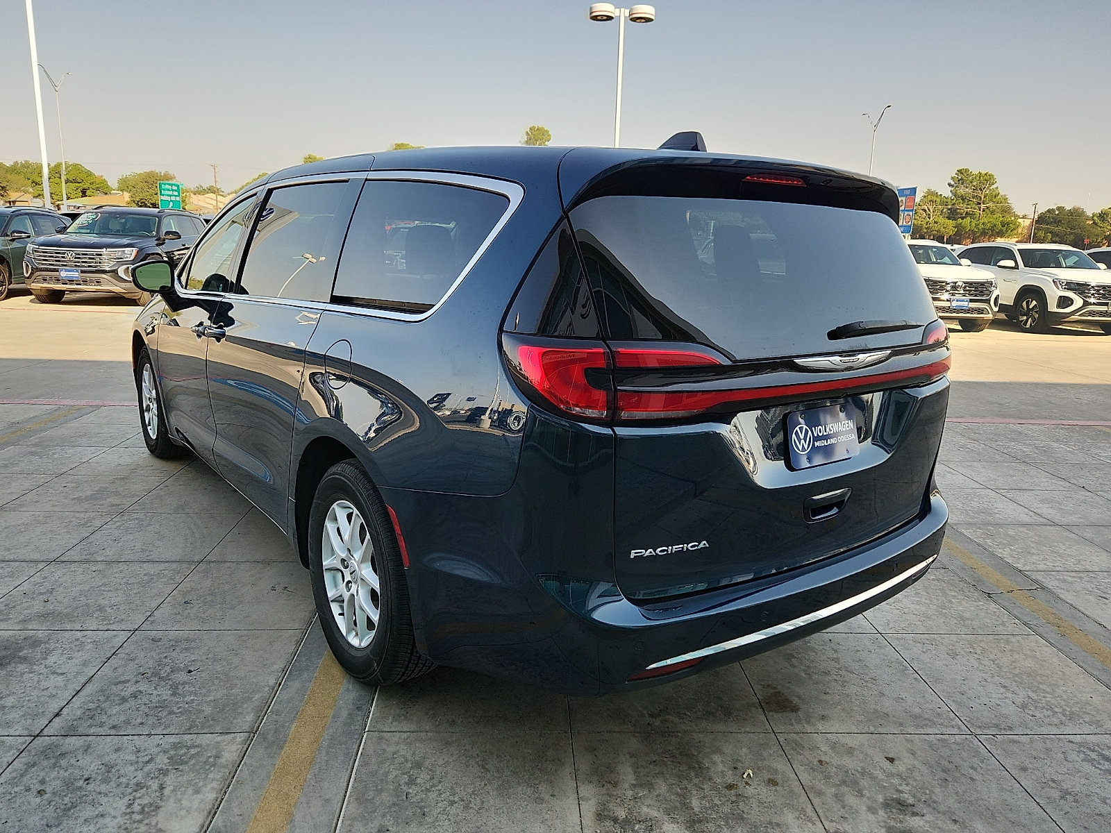 Used 2023 Chrysler Pacifica Touring-L FWD image 4