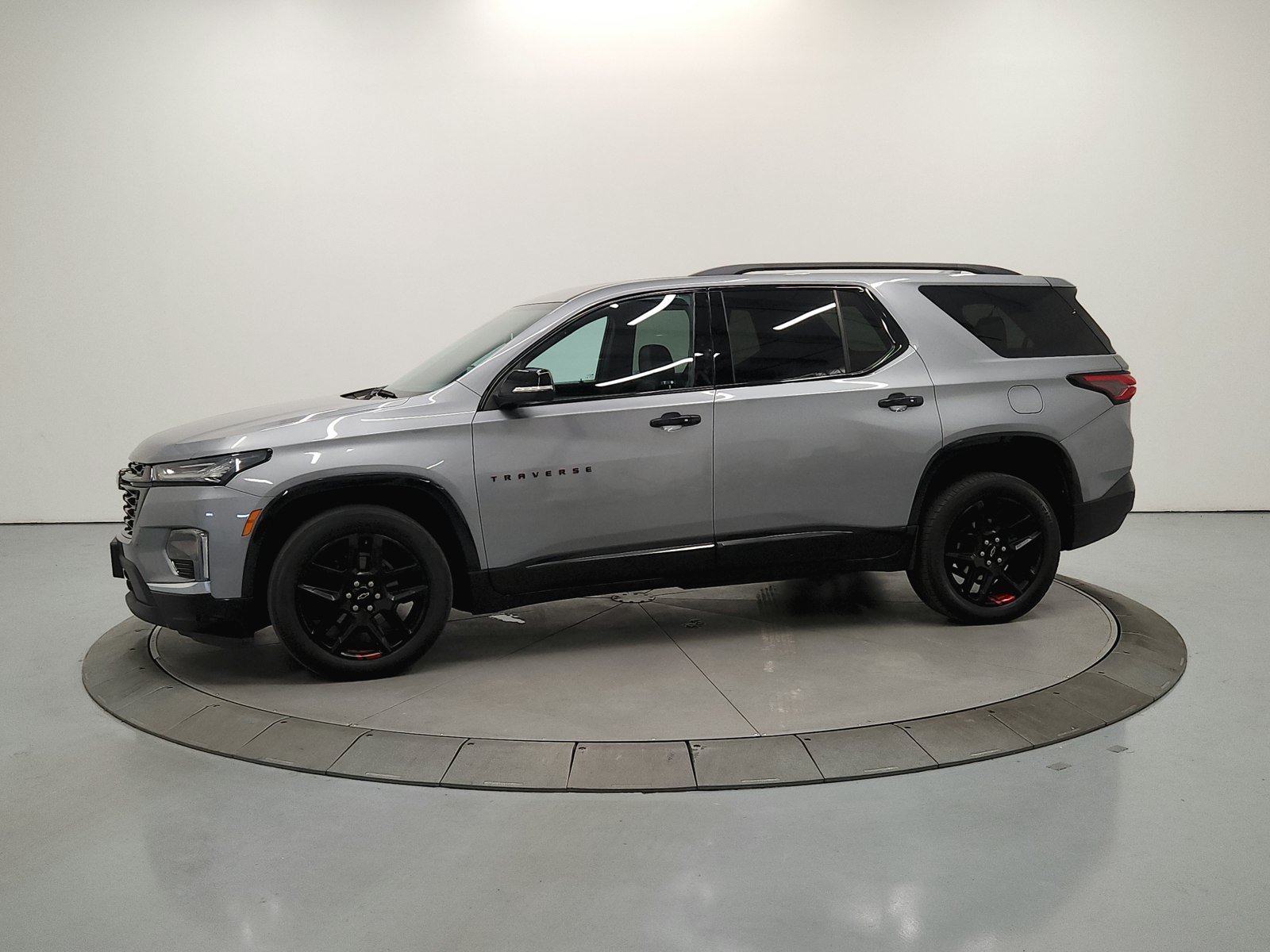 Used 2023 Chevrolet Traverse Premier w/ Redline Edition FWD image 5