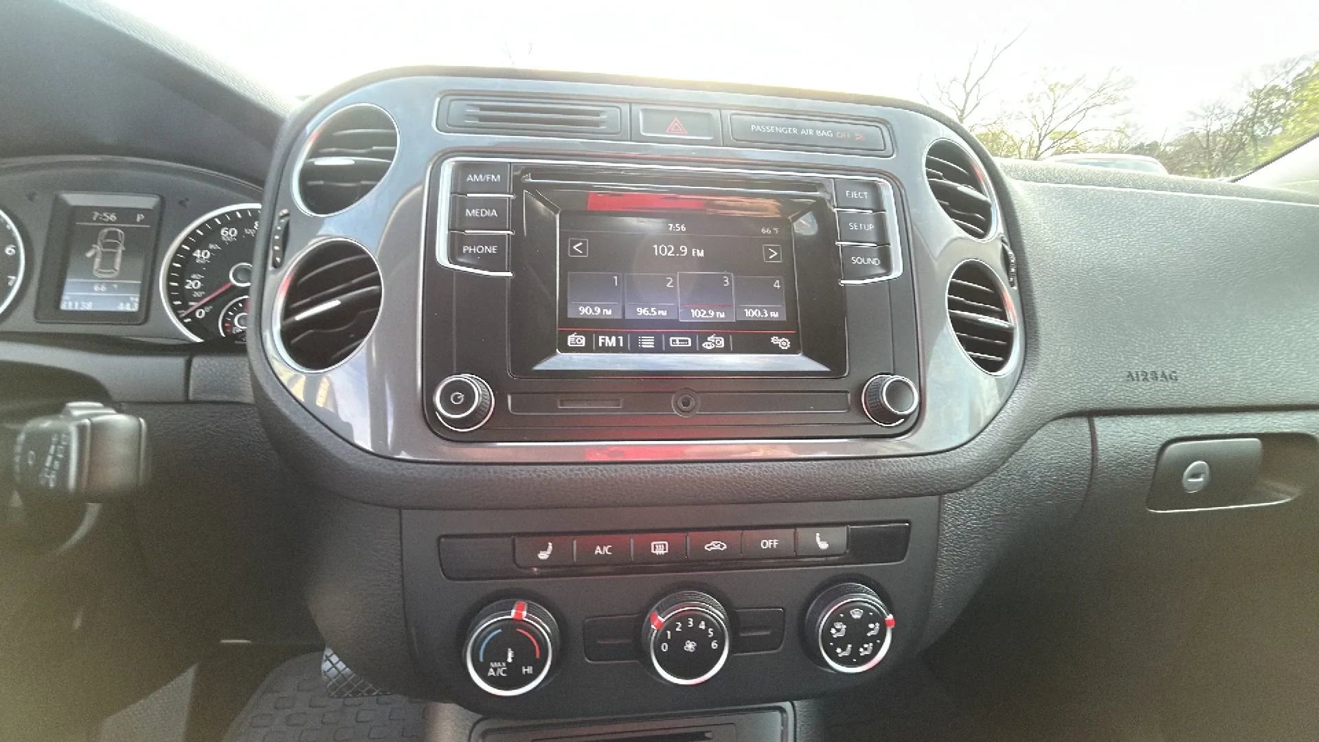 Used 2016 Volkswagen Tiguan SE image 39