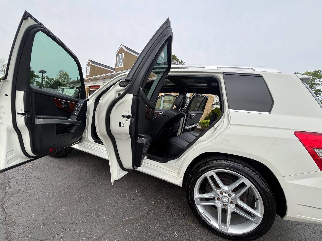 Used 2011 Mercedes-Benz GLK 350 4MATIC image 9