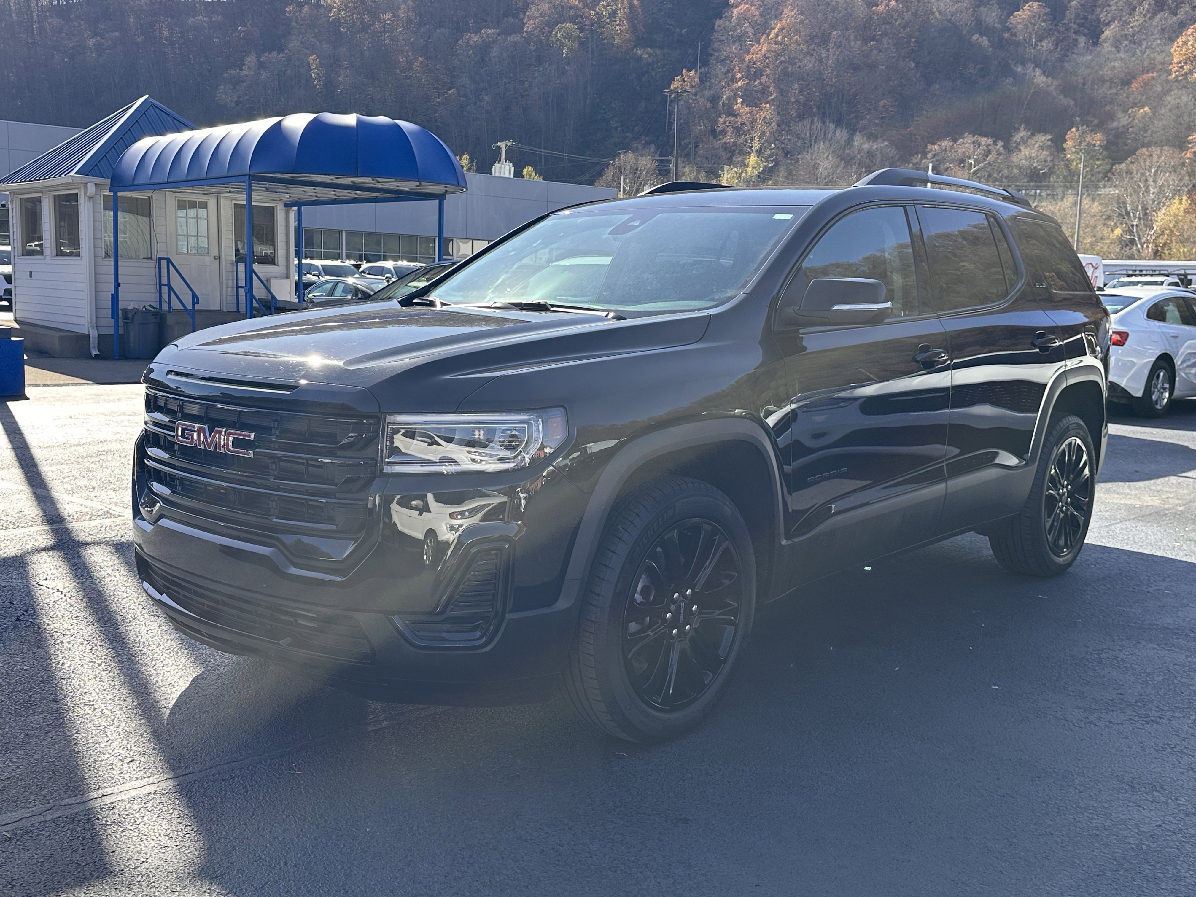 Used 2023 GMC Acadia SLE w/ Driver Convenience Package image 2