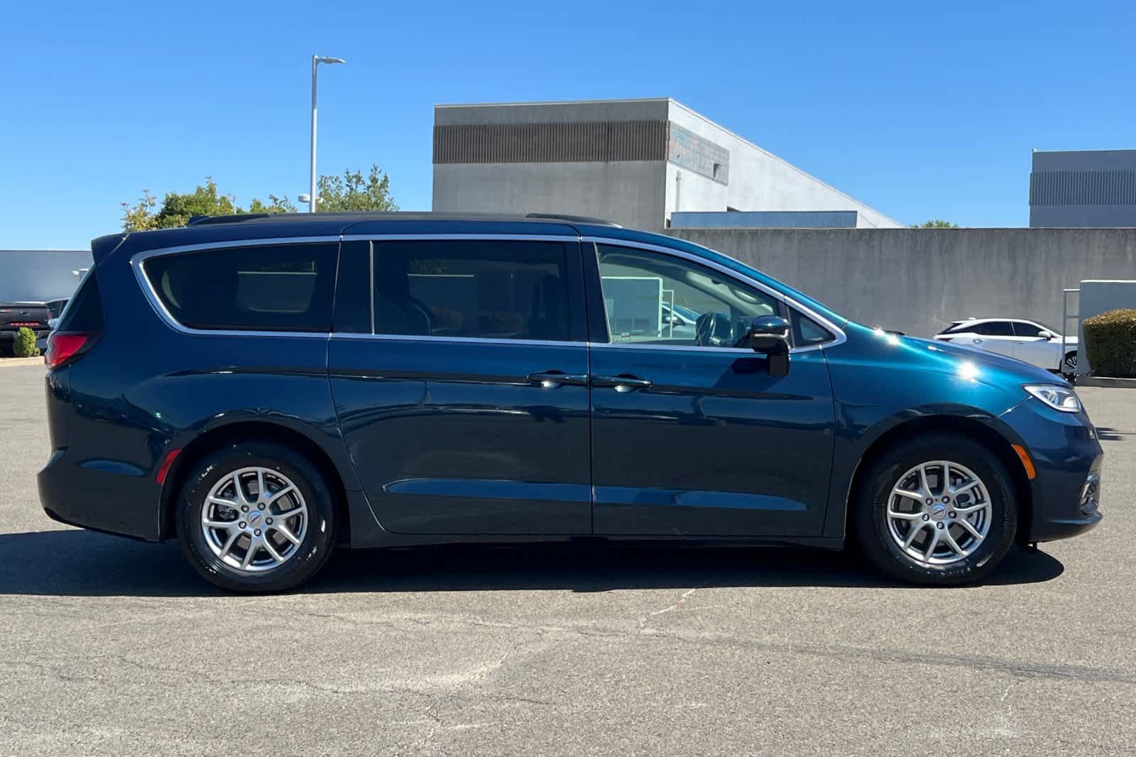 Used 2021 Chrysler Pacifica Touring w/ Uconnect Theater Family Group FWD image 6