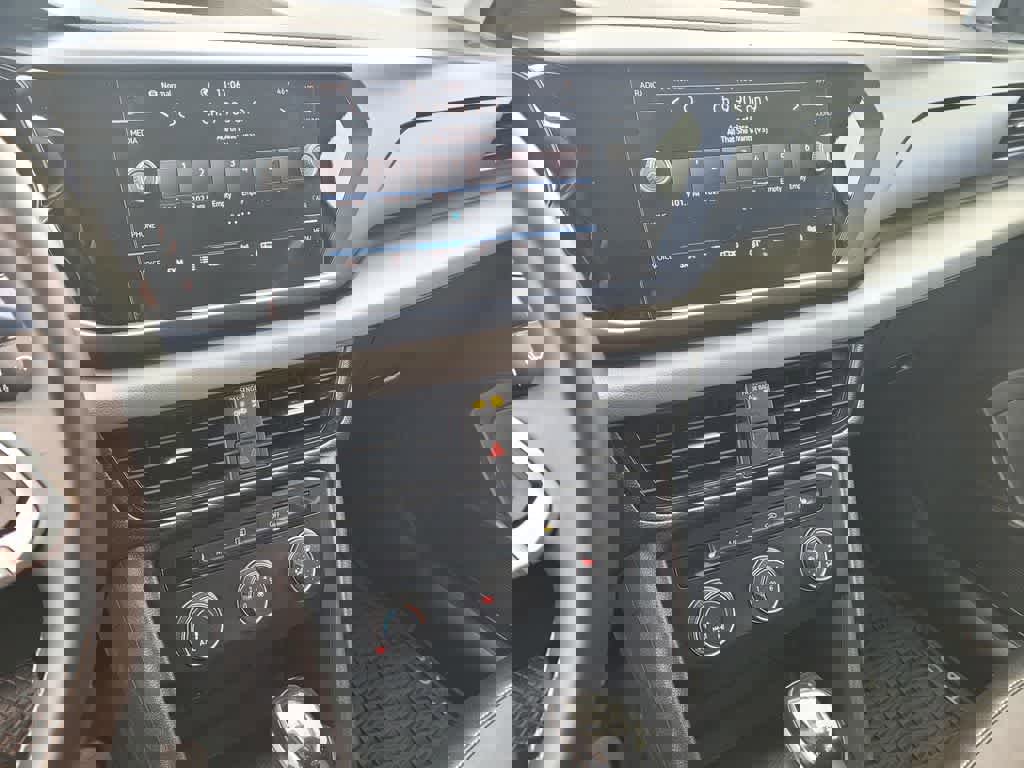 Used 2022 Volkswagen Taos SE w/ Panoramic Sunroof Package image 17