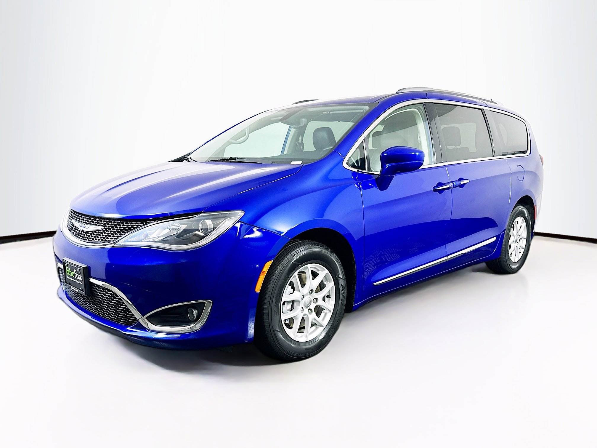 Used 2020 Chrysler Pacifica Touring-L image 3