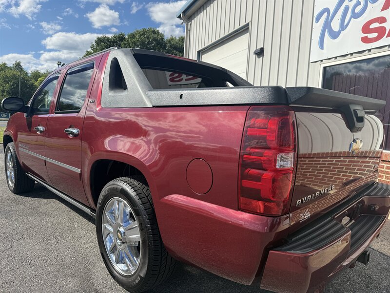 Used 2009 Chevrolet Avalanche LTZ AWD/4WD image 10