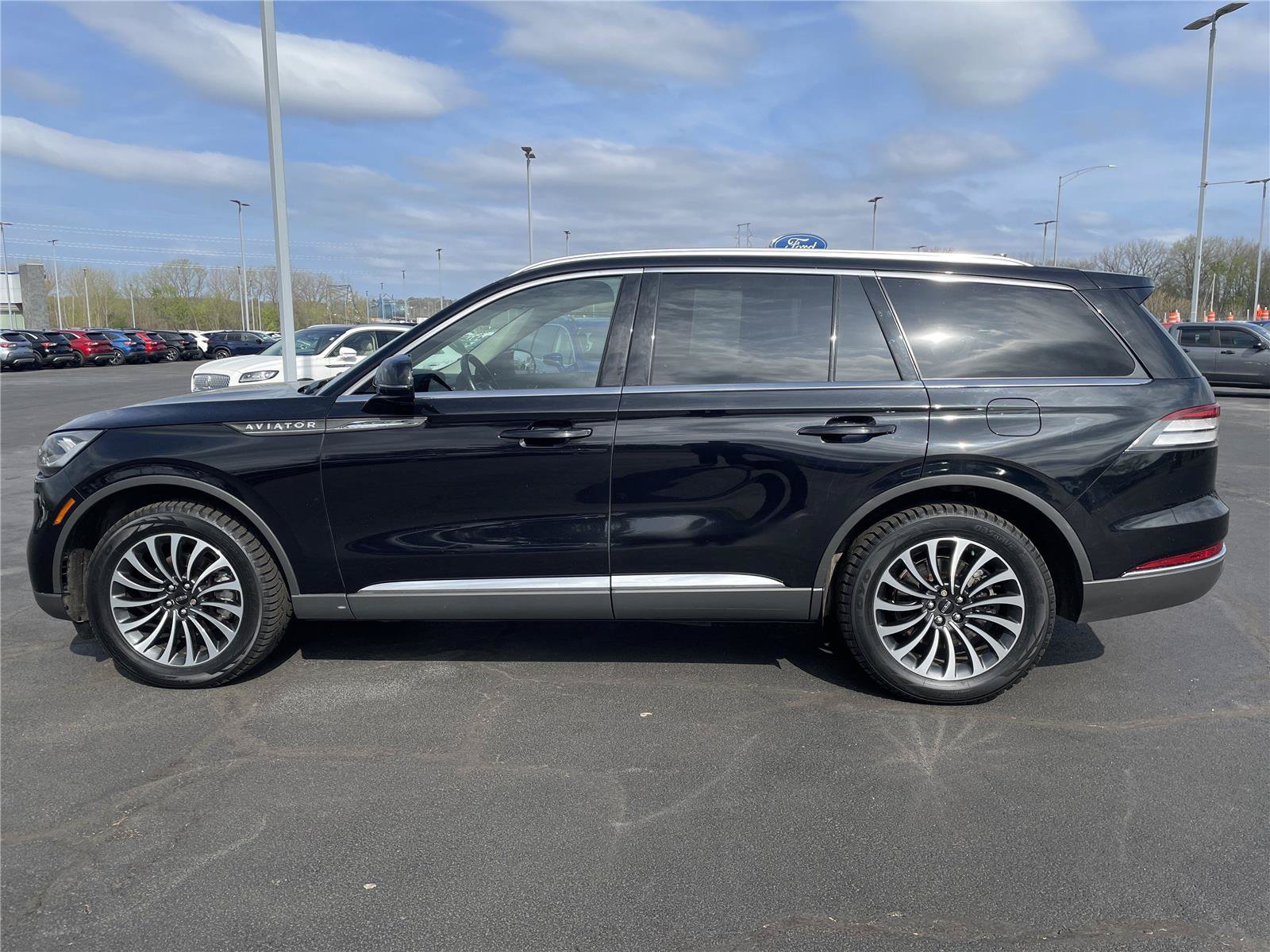 Used 2023 Lincoln Aviator Reserve AWD/4WD image 2