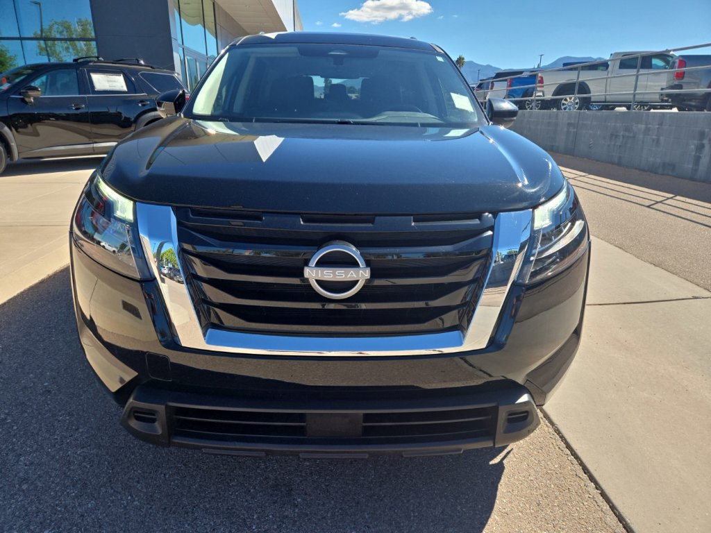 Used 2024 Nissan Pathfinder SV FWD image 2
