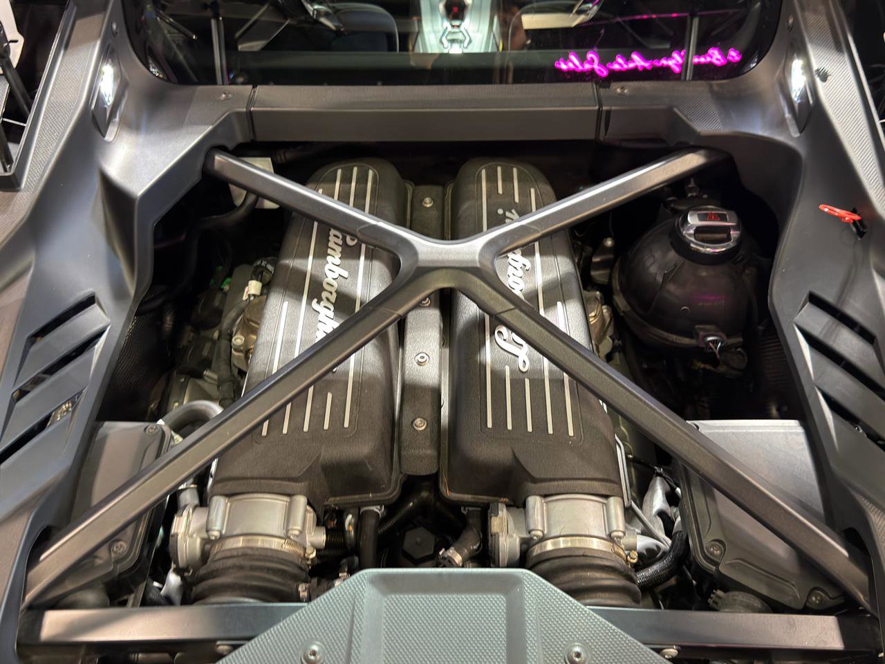 Used 2022 Lamborghini Huracan EVO image 28