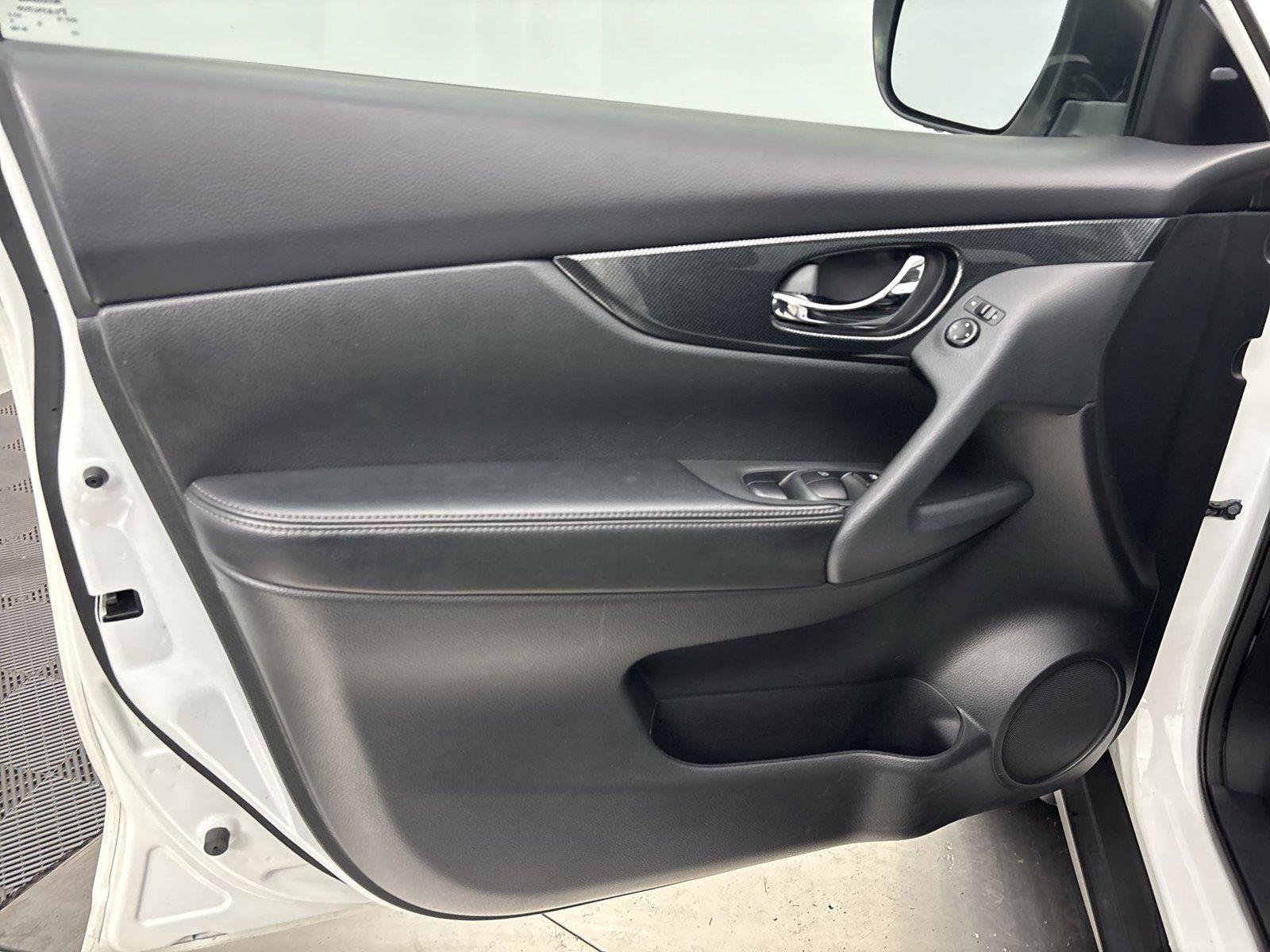 Used 2016 Nissan Rogue SL w/ SL Premium Package FWD image 26