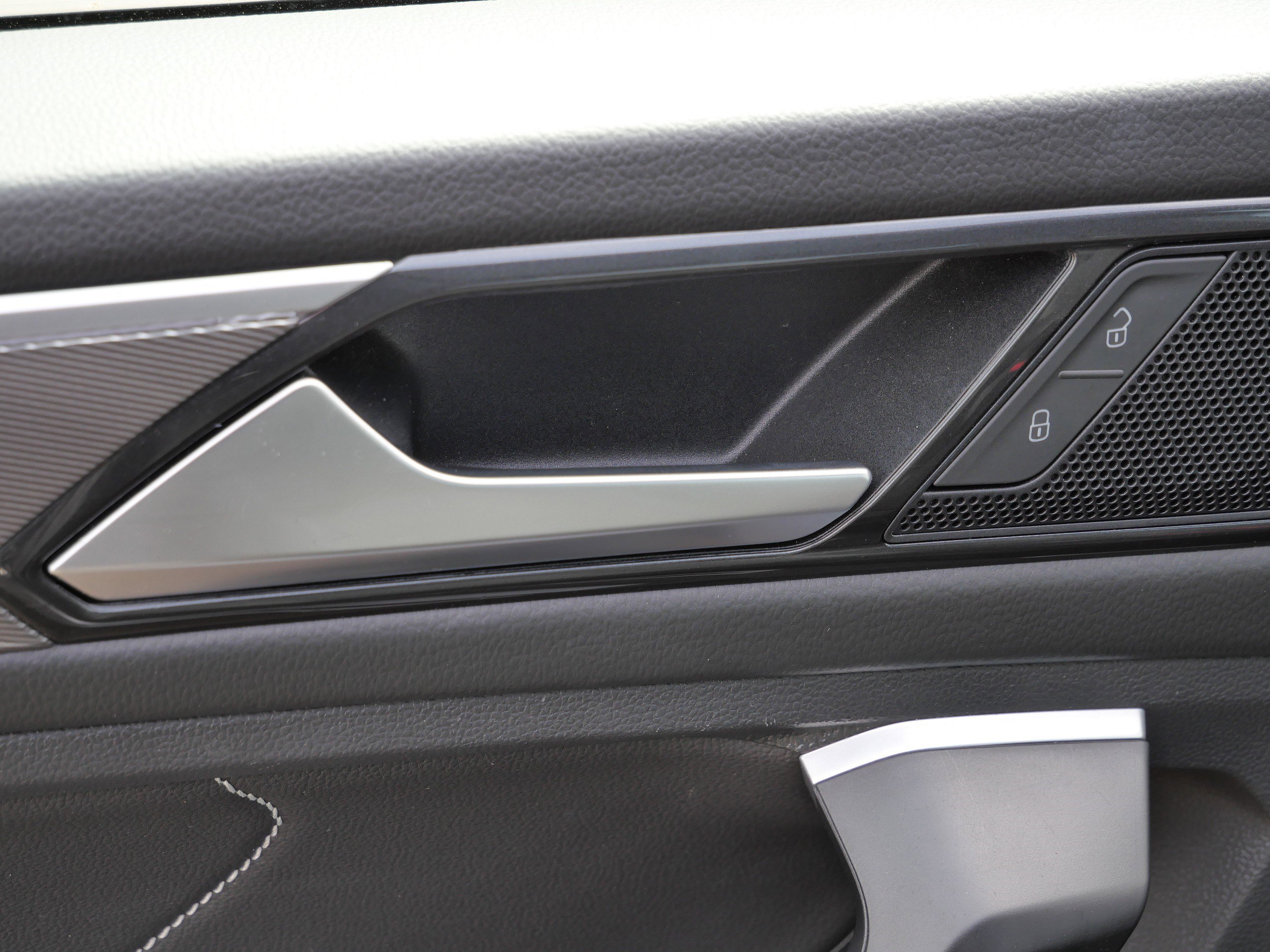 Certified 2024 Volkswagen Tiguan SE R-Line image 20